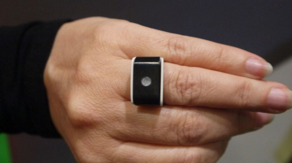 Helios智能戒指设计带紫外线传感器