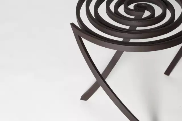 金属质感漩涡椅创意设计，这货真像蚊香啊！