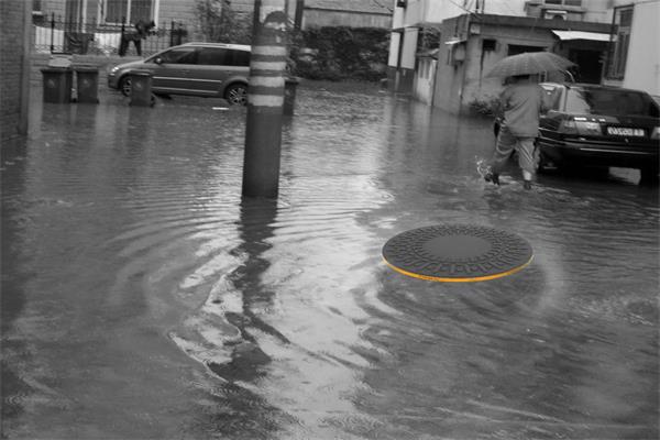 悬浮式排水井盖，旨在解决道路积水的概念设计