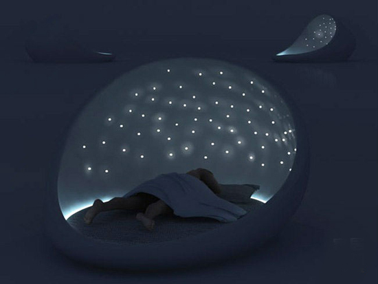 远看外形类似鸡蛋或胶囊，其实是极具未来风格设计的床