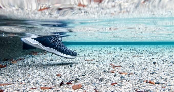 方便的防水运动鞋便捷设计，让你可以不用在忍受湿度