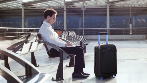 具有电子科技的智能行李箱设计，让旅行更加方便