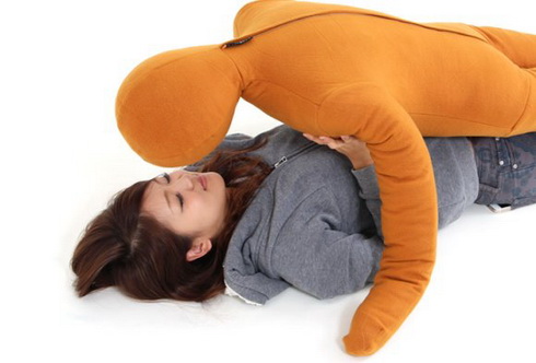 专属于单身狗的人形抱枕设计，让孤独不在延续