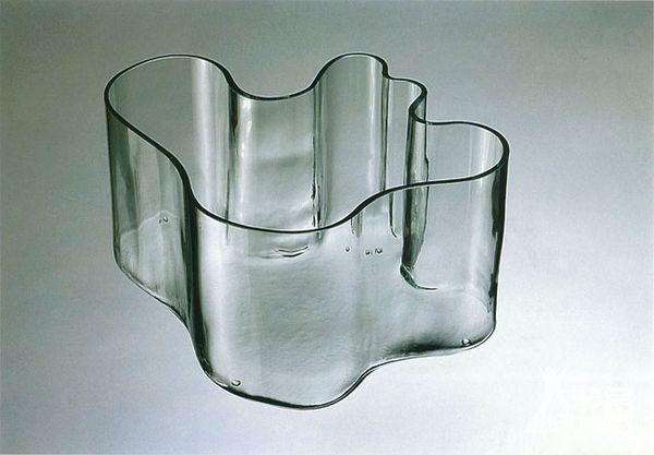 aalto设计了一款花瓶作为装饰品之一,即后来以他的名字命名的经典玻璃